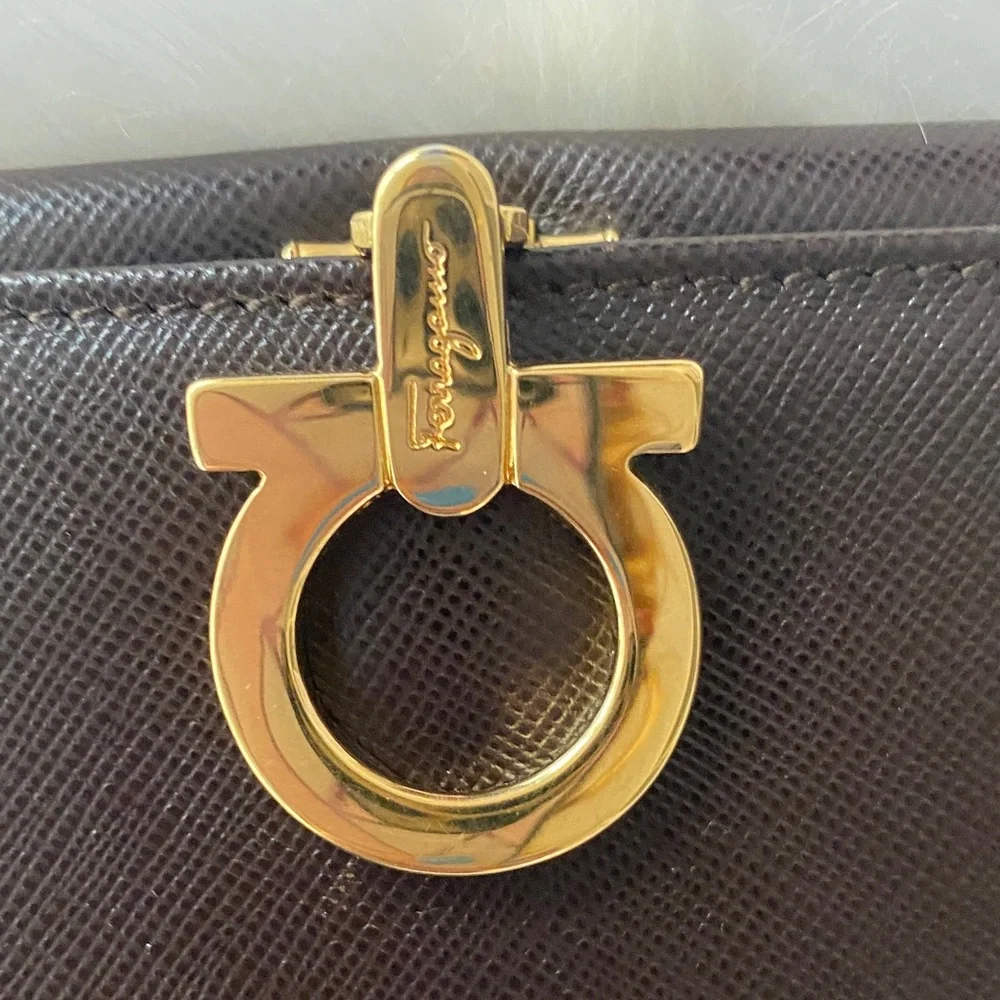 Salvatore Ferragamo Deep brown leather wallet with gold accent - Picture 16 of 16